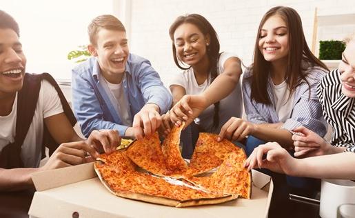 一群朋友分享披萨